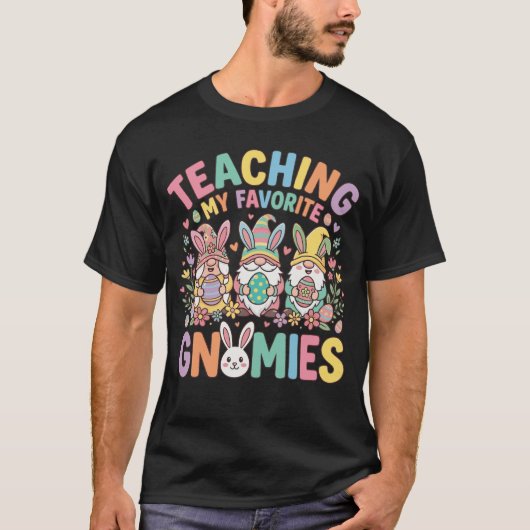 お気に入りのノームたちにイースターをお教えする かわいいイースター教師 Tシャツ (正面)