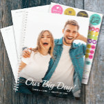 お気に入りの写真でパーソナライズされた週刊・月刊結婚式プランナー プランナー手帳<br><div class="desc">表紙にお気に入りの写真を飾った結婚式プランナー - 洗練されたフォントであなただけの詳細が入ります。プランナーには、月間と週間レイアウト、12か月分、60ページがラミネート加工されたソフトカバー付きの表紙と裏表紙が含まれています。</div>