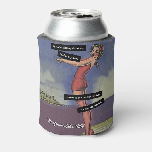 お気に入りの湖おもしろいパーソナライズされたピンアップ女子 缶クーラー (缶裏面)