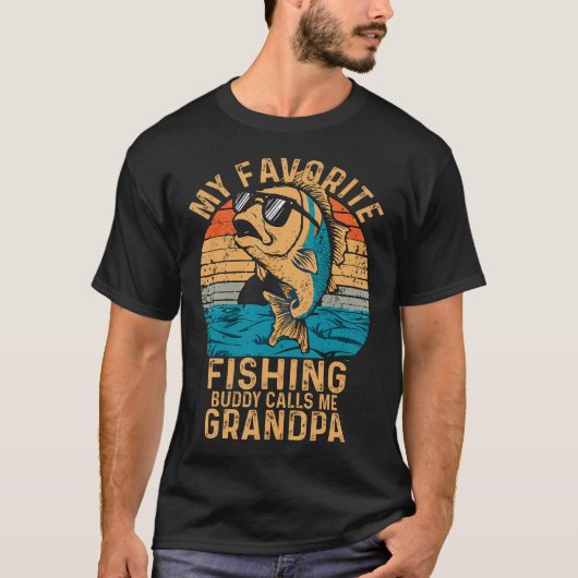 お気に入りの釣り仲間がおじいちゃんと呼ぶ面白いフィッシング Tシャツ (正面)