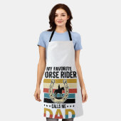 お気に入りの馬の騎手がパパと呼ぶTシャツデザイン エプロン (着用した状態)