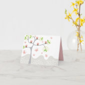 お洒落なカップケーキの木の蝶菓子の誕生日 カード (黄色い花)