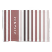 お洒落な厚いバラ色のブラウンの名前と縞で飾ります 枕カバー (正面)