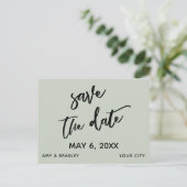 お洒落な手書きのセージグリーンの結婚式のSave the Date 案内ポストカード (スタンド正面)
