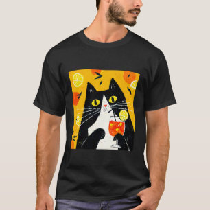 お洒落にオレンジジュースを飲む猫 Tシャツ