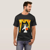お洒落にオレンジジュースを飲む猫 Tシャツ (正面フル)