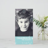 お洒落クリスマスフォトカードティール（緑がかった色）雪片ドット シーズンカード (スタンド正面)