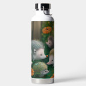 お洒落ハリネズミ一家が庭でピクニックをする ウォーターボトル (左面)