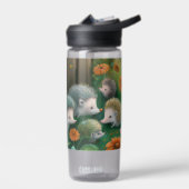 お洒落ハリネズミ一家が庭でピクニックをする ウォーターボトル (左面)