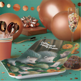 お洒落ハリネズミ一家が庭でピクニックをする ペーパープレート