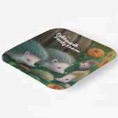 お洒落ハリネズミ一家が庭でピクニックをする ペーパープレート (傾斜あり)