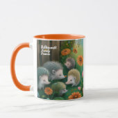 お洒落ハリネズミ一家が庭でピクニックをする マグカップ (左)