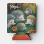 お洒落ハリネズミ一家が庭でピクニックをする 缶クーラー (正面)