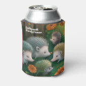 お洒落ハリネズミ一家が庭でピクニックをする 缶クーラー (缶裏面)