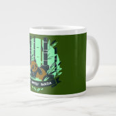 お洒落パンダの贈り物：愛らしいデザインとアートワーク ジャンボコーヒーマグカップ (正面右)