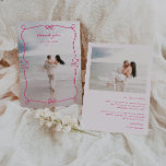 お洒落ピ結婚ンクの写真 サンキューカード<br><div class="desc">ピお洒落ッ図解入りの、写真付きのクフレーム、2枚の写真の結婚サンキューカード。特徴、弓とハート要素を持つ手描きフレーム、名前のテンプレート文字線、淡いピンク色の背景のメッセージパーソナライズされた。フォント図解入りの、写真付きのとフレームの色はカスタマイズ可能。</div>