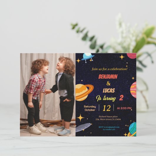 お洒落宇宙ツインズ男の子の誕生日パーティー 招待状 (スタンド正面)