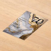 お洒落金ゴールド | ホワイトマーブルモダン70誕生日パーティー アクリル招待状 (レイダウン)