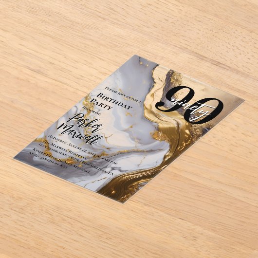 お洒落金ゴールド | ホワイトマーブルモダン90誕生日パーティー アクリル招待状 (レイダウン)