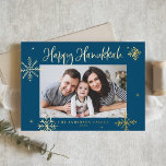 お洒落Snowflakes Blue Happy Hanukkah写真 箔シーズンカード<br><div class="desc">ハッピーハヌカー！この金ゴールドフォイルHanukkahカードで家族と友人に暖かい願いを送る。雪片やお洒落書道がモダンある。この写真をパーソナライズHanukkahカード独自の詳細を追加する。この雪片ハヌカーの写真カードは他の色やカードストックで利用できる。</div>