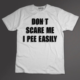 お漏らししちゃうよ、怖がらせないでね サラスティック・ハロウィン Tシャツ