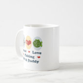 お父さんが付いている平和愛魚釣り コーヒーマグカップ (正面左)