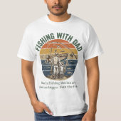 お父さんと釣りをするレトロなデザイン Tシャツ (正面)