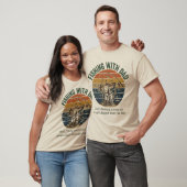 お父さんと釣りをするレトロなデザイン Tシャツ (ユニセックス)