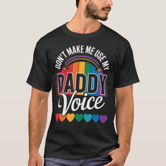 お父さんの声を出さないで 面白いLGBTゲイ Tシャツ (正面)