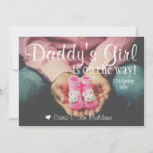 お父さんの女の子のピンクの女の赤ちゃんのベビーの発表カード 案内状 (正面)