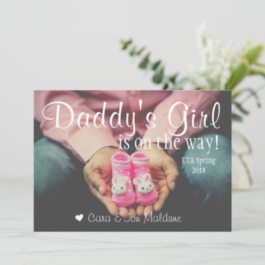 お父さんの女の子のピンクの女の赤ちゃんのベビーの発表カード 案内状 (スタンド正面)