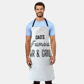 お父さんの有名なバー&グリル 面白い BBQ エプロン (着用した状態)