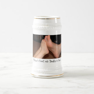 お父さんの足のベビーの足 ビールジョッキ