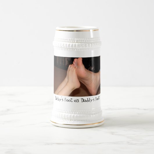 お父さんの足のベビーの足 ビールジョッキ (中央)