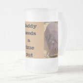 お父さんはタイムアウトのおもしろいなカバのビールのジョッキを必要とします フロストグラスビールジョッキ (正面右)