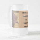 お父さんはタイムアウトのおもしろいなカバのビールのジョッキを必要とします フロストグラスビールジョッキ (正面左)