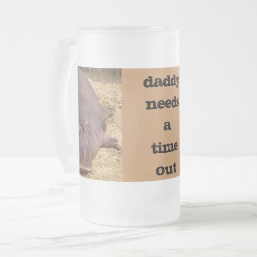 お父さんはタイムアウトのおもしろいなカバのビールのジョッキを必要とします フロストグラスビールジョッキ (正面左)