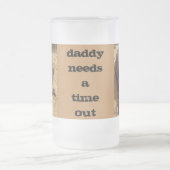 お父さんはタイムアウトのおもしろいなカバのビールのジョッキを必要とします フロストグラスビールジョッキ (中央)