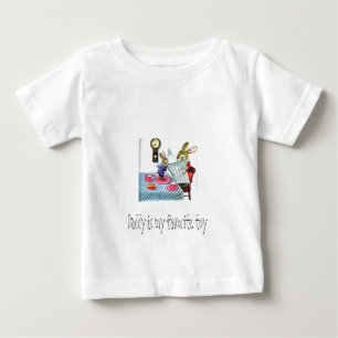 お父さんは私のお気に入りのなおもちゃです ベビーTシャツ