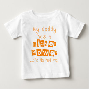 お父さんは高い発電幼児LSのワイシャツ-オレンジ--を持っています ベビーTシャツ