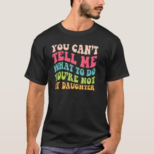 お父さん世代の娘に対するユーモアあふれるTシャツ Tシャツ (正面)
