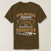 お父誇りを持ったさんもしお父さん私の娘のギフトを台無し Tシャツ (デザイン正面)