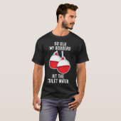 お爺ちゃん釣り人ダルダルの浮きのジョーク Tシャツ (正面フル)