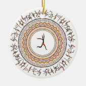 お祝いかアフリカのフォークダンスのモチーフのデザイン セラミックオーナメント (正面)