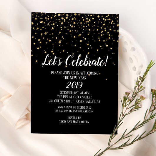 お祝いしよう ゴールドのコンフェッティ ブラック背景の新年 招待状