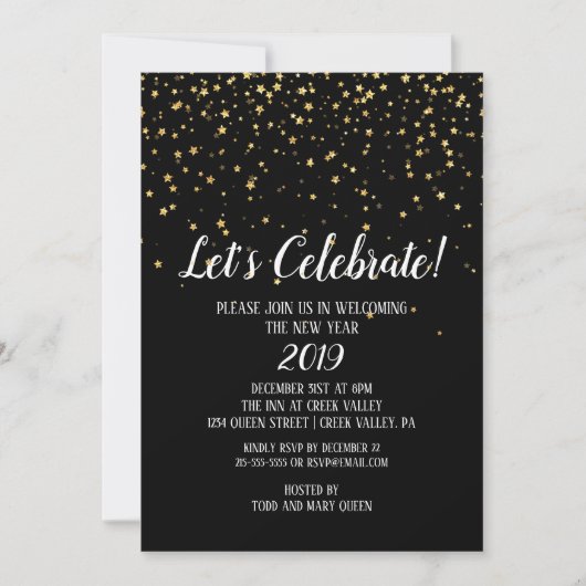 お祝いしよう ゴールドのコンフェッティ ブラック背景の新年 招待状 (正面)