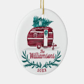 お祝いのヴィンテージの赤いキャンピングカーのクリスマスツリーのモノグラム セラミックオーナメント (右)