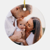 お祝いのヴィンテージの赤いキャンピングカーのクリスマスツリーのモノグラム セラミックオーナメント (裏面)