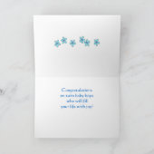 お祝いの対の男の赤ちゃんの青の乳母車 カード (内部)