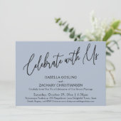 お祝いを共に エレガントな手書き フォント ダスティーブルー 招待状 (スタンド正面)